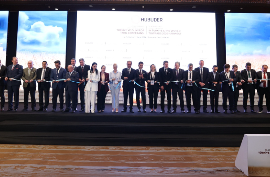 Protokol konuşmalarının ardından, HUBUDER Yönetim Kurulu tarafından XI. Uluslararası 2026 Hasadına Doğru Türkiye ve Dünyada Tahıl Kongresi’nin açılışı gerçekleştirildi.